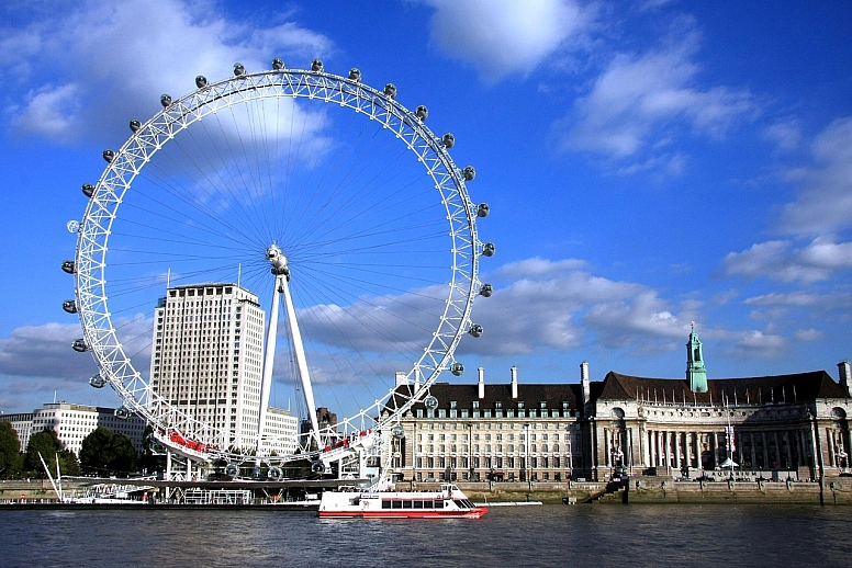 london eye on a sunny day