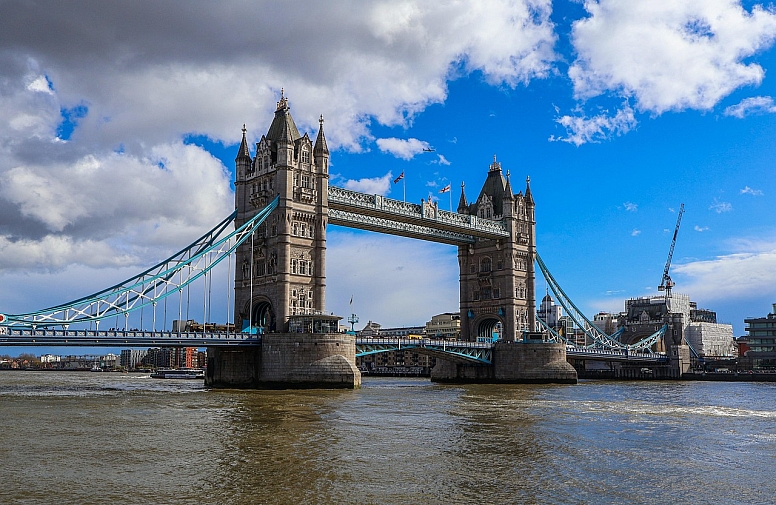 visit the tower of london and tower bridge